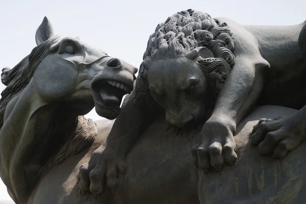 Escultura que representa animales cazando — Foto de Stock