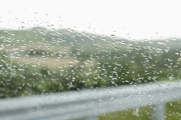 Arabanın ön camına yağmur damlaları düşer. — Stok fotoğraf