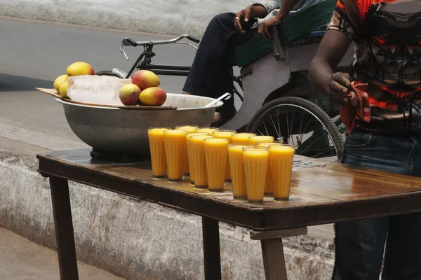 Glasses of mango shake at a market stall — Stock Photo, Image