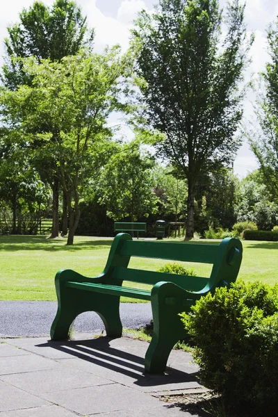 Banc vide dans un parc — Photo