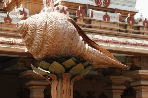 Conch shell sculpture at Chhatarpur Temple — Stock Photo, Image