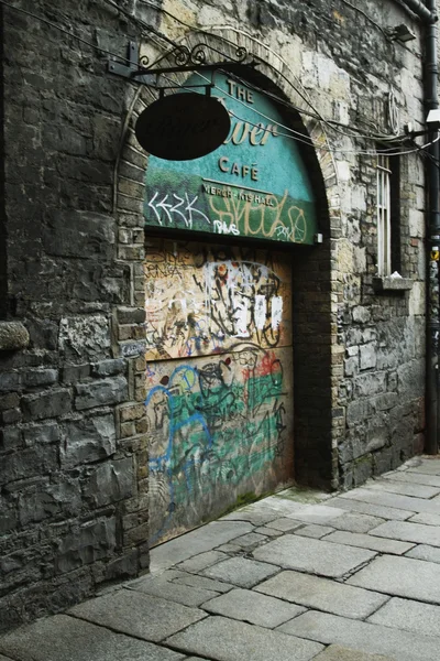 Graffiti em uma parede de café arruinada — Fotografia de Stock
