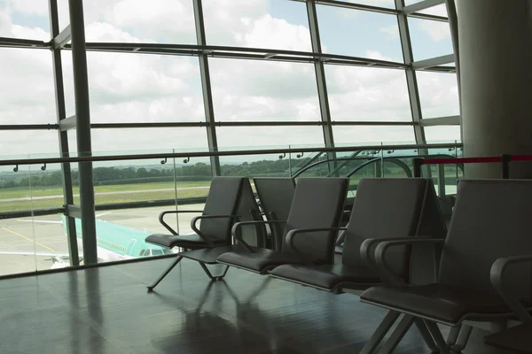 Chairs in an airport lounge — Stock Photo, Image