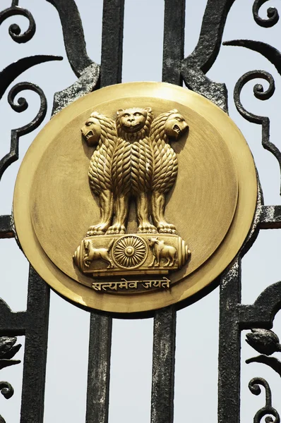 Státní znak indické na bráně vládní budova — Stock fotografie