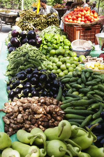 Produtos hortícolas numa banca de mercado — Fotografia de Stock