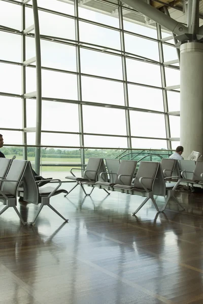 Tuolit lentokentän loungessa — kuvapankkivalokuva