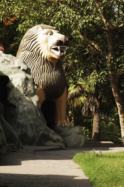 Statue d'un lion dans un jardin — Photo