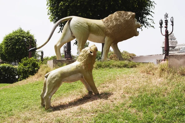 Львиные статуи в парке — стоковое фото