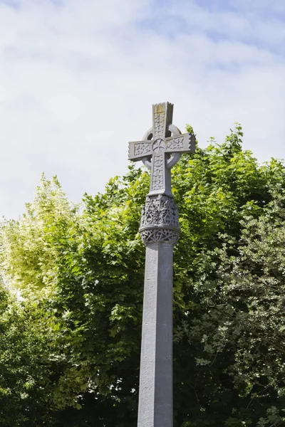Låg vinkel syn på ett Keltiskt kors i en kyrka — Stockfoto