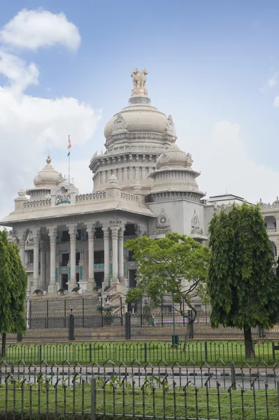 Trees in front of a government building — Stock Photo, Image