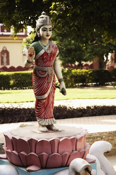 Статуя богини Лакшми в саду — стоковое фото