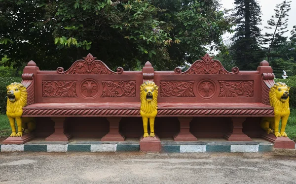 Panca in un giardino botanico — Foto Stock