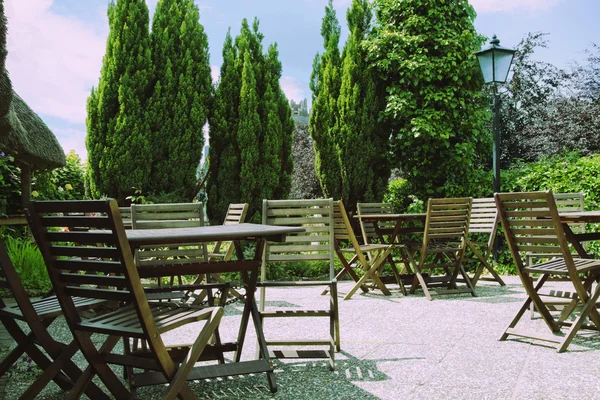 Tavoli e sedie in un ristorante — Foto Stock