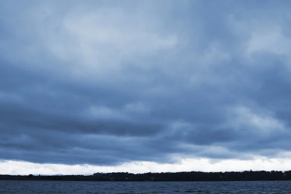 Nuages sur un lac — Photo