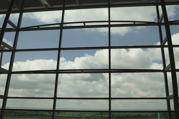 Chmury oglądane przez okna salonu Lotnisko — Zdjęcie stockowe