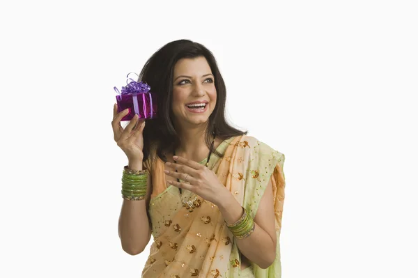 Mulher segurando presente Diwali — Fotografia de Stock