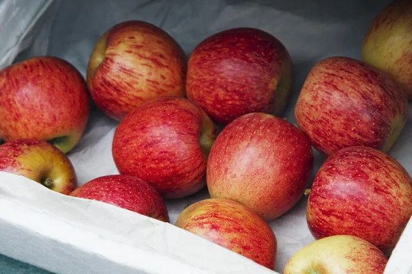 Bir süpermarkette elma — Stok fotoğraf