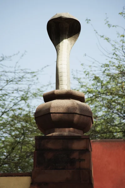 Statue einer Schlange in einem Garten — Stockfoto