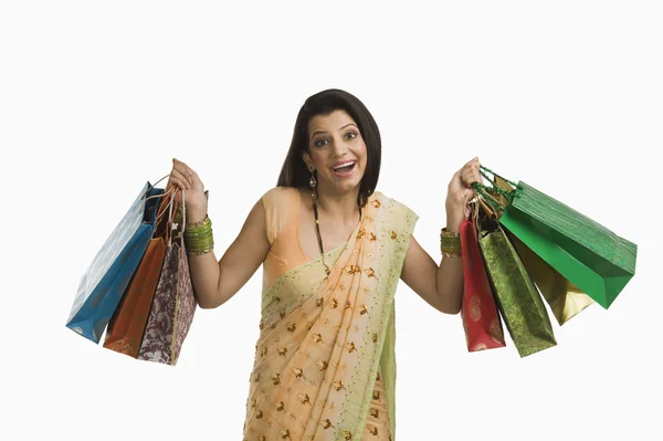 Mulher segurando sacos de compras — Fotografia de Stock