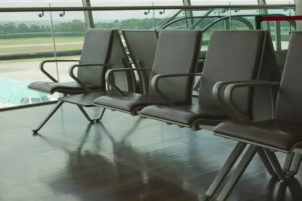 Stoelen in een luchthaven lounge — Stockfoto
