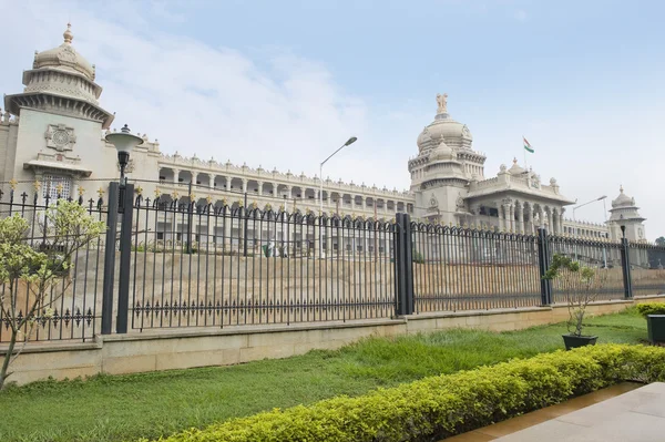 Edifício governamental visto de um jardim — Fotografia de Stock