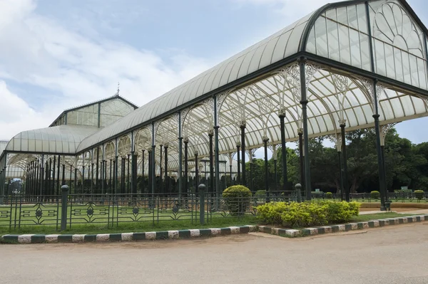 Casa de vidro em um jardim botânico — Fotografia de Stock