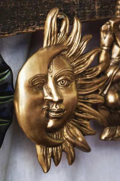 Słońce i księżyc maski na straganie — Zdjęcie stockowe