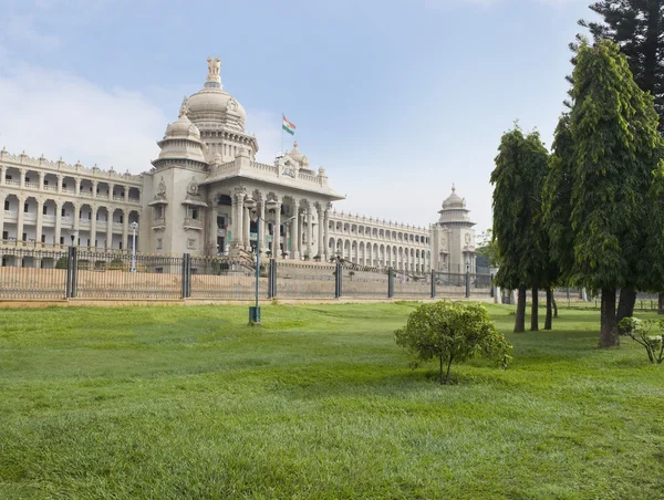 Clădire guvernamentală văzută dintr-o grădină — Fotografie, imagine de stoc