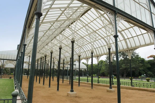 Glazen huis in een botanische tuin — Stockfoto