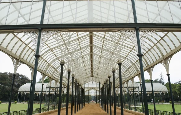 Glass house in a botanical garden — Stock Photo, Image