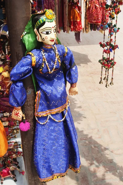 Παραδοσιακή μαριονέτα σε πάγκους στην αγορά — ストック写真