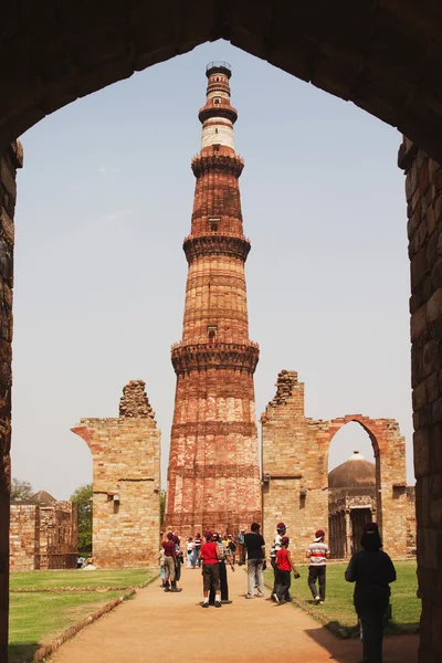 Tourists at Qutub Minar — Stock Photo, Image