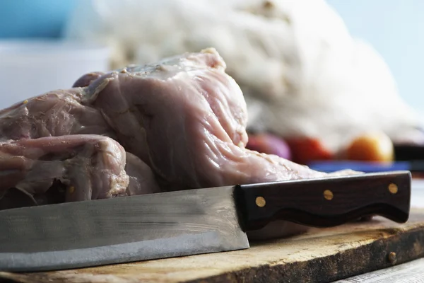 Rå kylling med kniv - Stock-foto