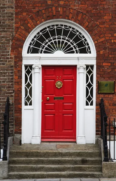 Porta fechada de uma casa — Fotografia de Stock