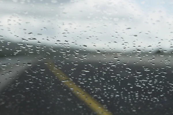 Arabanın ön camına yağmur damlaları düşer. — Stok fotoğraf