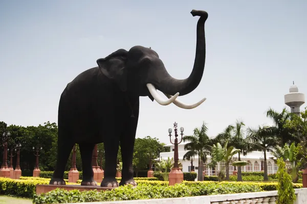 Statua di elefante in un parco — Foto Stock