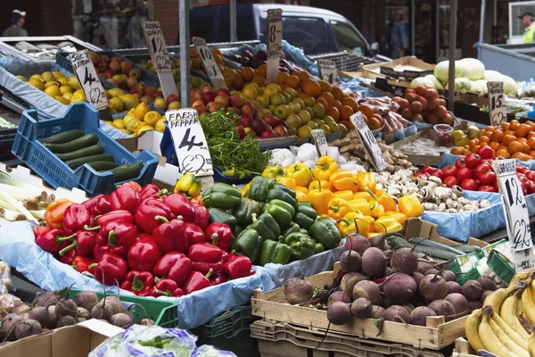 Fruits et légumes dans un étal de marché — Photo