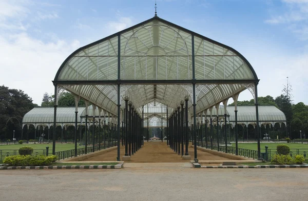 Casa di vetro in un giardino botanico — Foto Stock