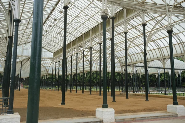 Casa de cristal en un jardín botánico — Foto de Stock