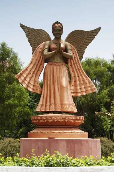 Άγαλμα του μια νεράιδα σε ένα πάρκο — Φωτογραφία Αρχείου
