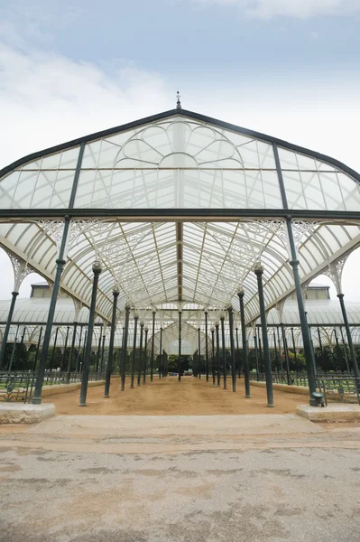 Casa de vidro em um jardim botânico — Fotografia de Stock