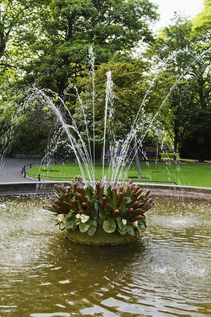 Fountain in a park Stock Photo by ©imagedb_seller 33067633