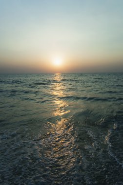 Denizin üzerinde gün batımı