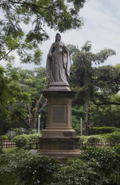 bir parkta bir Kraliçe Victoria heykel