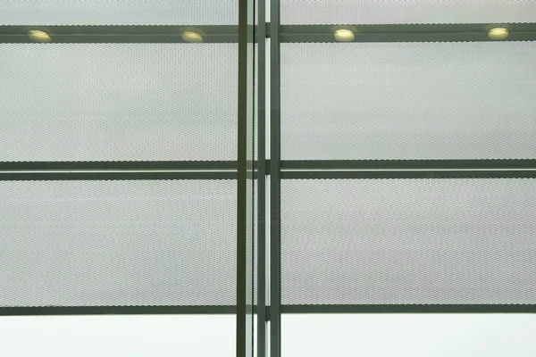 Флуоресцентные лампы в зале ожидания аэропорта — стоковое фото