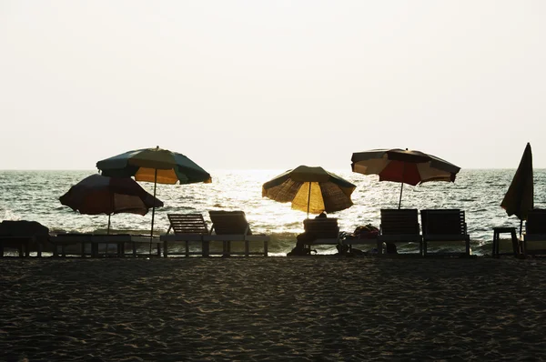 Sedie e ombrelloni in spiaggia — Foto Stock