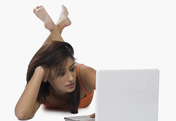 Frau benutzt Laptop — Stockfoto