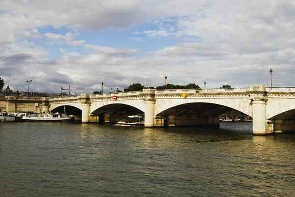 Ponte d'Arco sul fiume — Foto Stock