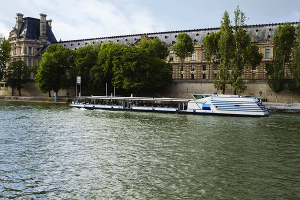 Palacio de Luxemburgo a orillas del río —  Fotos de Stock