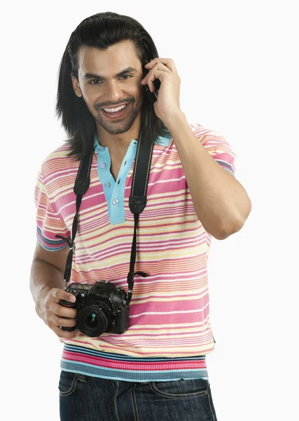 Bir cep telefonu üzerinde konuşurken fotoğrafçı — Stok fotoğraf